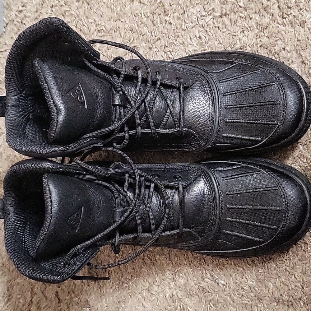 Nike Boots - Picture 1 of 5